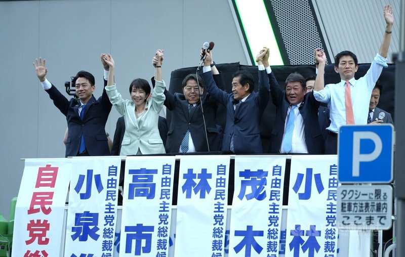 日本執政黨自民黨隨著首相、黨總裁(黨主席)石破茂請辭,10月4日將舉行總裁選舉投開票。5名候選人24日在日本記者俱樂部舉行辯論會後,到秋葉原車站廣場舉行街頭演說。中央社記者楊明珠東京攝 114年9月25日