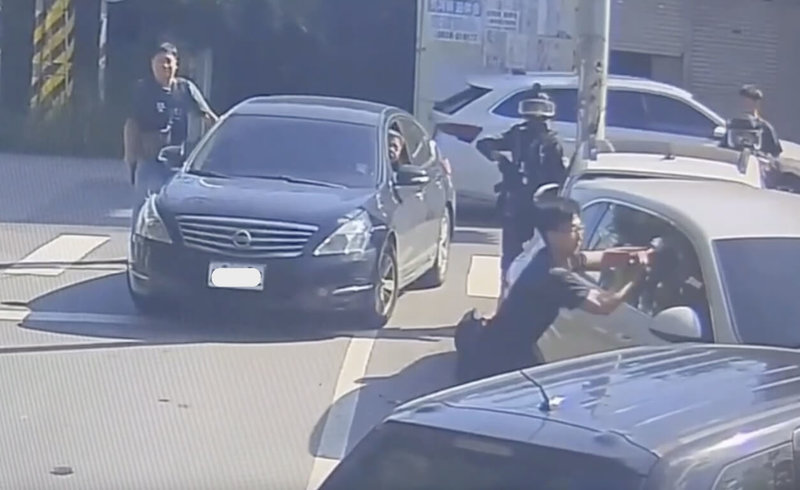 新竹市高峰路25日上午傳出槍響，桃園市中壢警分局越區追捕槍砲嫌犯，攔截圍捕時持警棍試圖擊破車窗，遭對方駕車衝撞，員警連開10多槍，但車內犯嫌仍加速駛離後棄車逃逸。（民眾提供）中央社記者管瑞平傳真　114年9月25日