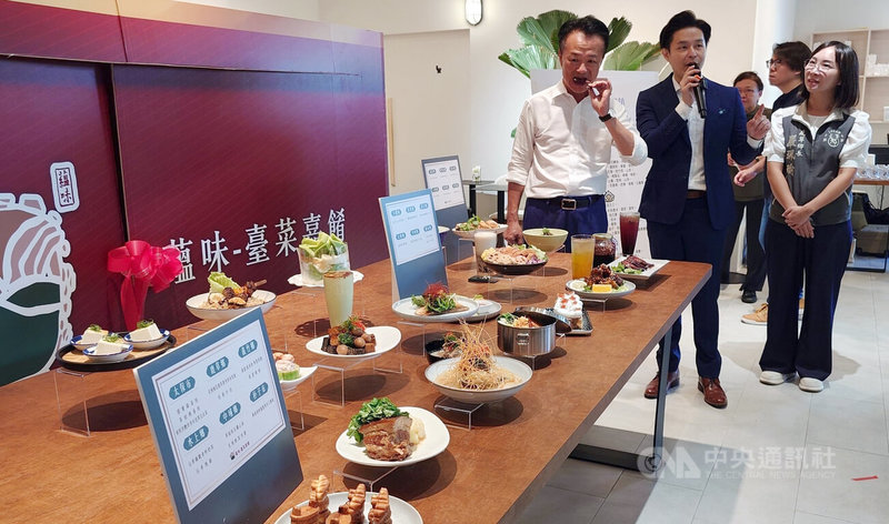 嘉義縣政府輔導曾在高職餐飲科任教14年的張延齊（左2）開設「蘊味-台菜嘉餚」餐廳，25日正式開幕，縣長翁章梁（左1）特別登門道賀，品嚐嘉義在地食材烹飪的美食。中央社記者蔡智明攝　114年9月25日