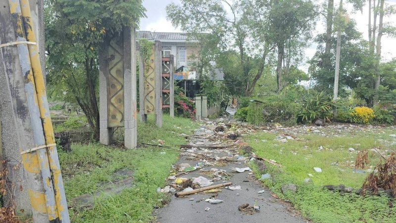 花蓮縣馬太鞍溪堰塞湖23日溢流，大水沖過下游堤防缺口，導致光復鄉垃圾掩埋場大量垃圾漂進太巴塱部落北富村民宅、稻田或道路。（民眾提供）中央社記者張祈傳真　114年9月25日