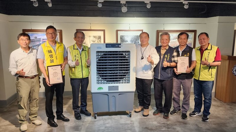 雲林生楊真祥畫會25日捐贈大型冷風機給南投縣埔里鎮公所清潔隊，改善隊員工作環境溫度，並捐贈新台幣10萬元支持埔里基督教醫院興建長照中心大樓，埔里鎮長廖志城（左3）致謝。（埔里鎮公所提供）中央社記者蕭博陽南投縣傳真　114年9月25日