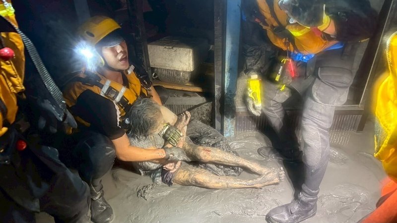台東縣消防局馳援花蓮堰塞湖潰流洪水救災，23日晚間在光復鄉1民宅門口發現1名長者渾身是泥，但意識清楚、些許失溫無外傷，幸消防人員搜索過程中即時發現救出安置。（台東縣消防局提供）中央社記者李先鳳傳真　114年9月25日