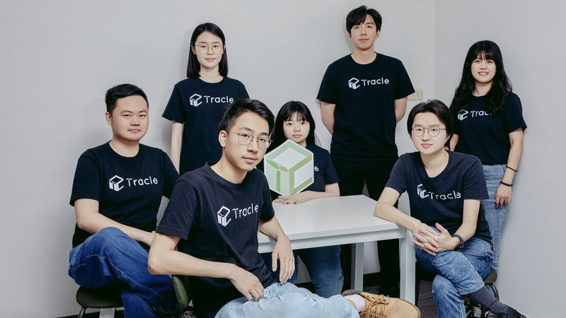 Tracle垃可共同創辦人暨營運長陳稟韜(前排)與夥伴們,用科技解決倒垃圾痛點。(垃可提供)中央社記者任紋儀傳真 114年9月25日