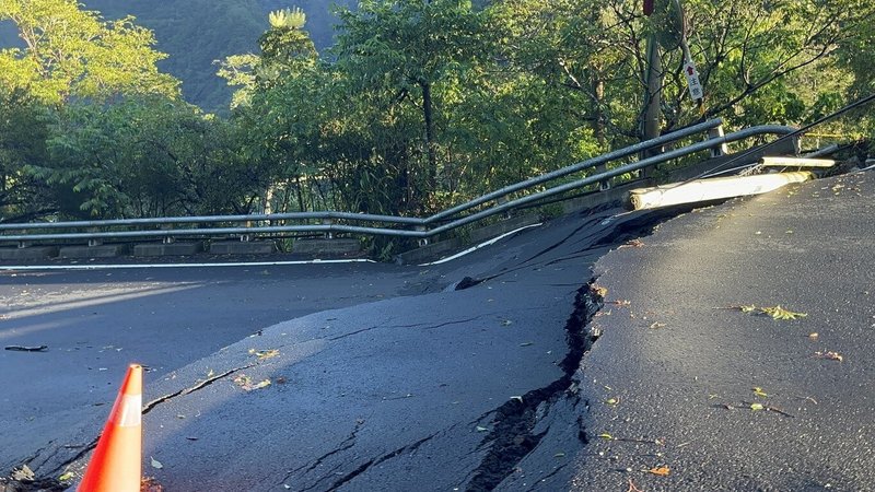 台20線南橫公路向陽至初來段近日雨勢驚人，公路局巡查發現道路多處阻斷，其中189k+800新武路段有路基缺口，致利稻及霧鹿部落對外交通中斷。（台東縣議員張全馨嵐提供）中央社記者洪學廣傳真  114年9月25日