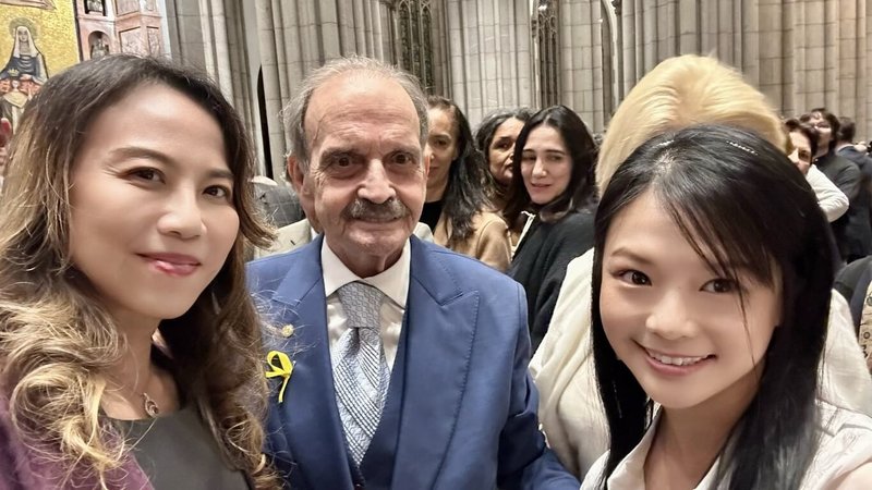 駐聖保羅台北經濟文化辦事處處長朱怡靜（左）與台巴藝術文化交流協會會長謝如欣（右），23日出席聖保羅藝術大學百年校慶彌撒活動，與校長保羅．卡爾丁（中）合影留念。（謝如欣提供）中央社記者唐雅陵聖保羅傳真 114年9月24日