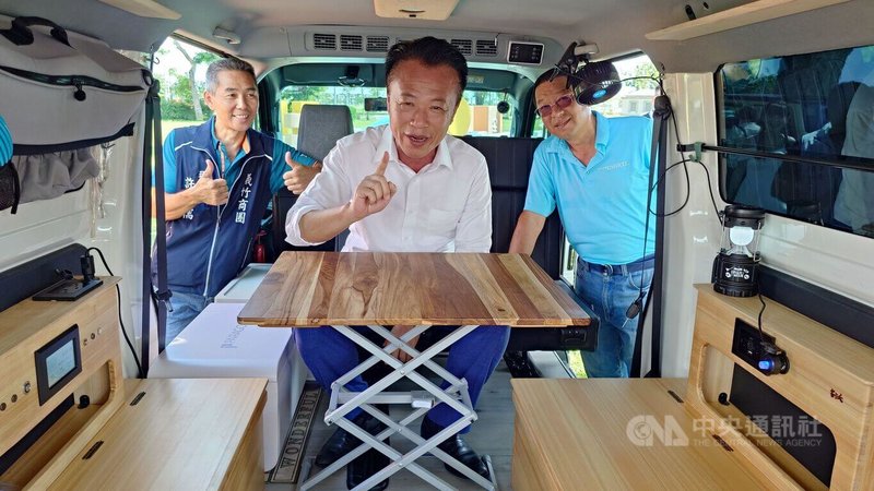 114年嘉義縣商圈聯合購物節「嘉尚好禮」10月開跑，消費滿新台幣200元即可登錄抽獎，嘉義縣長翁章梁（中）25日為最大獎的改裝露營車開箱。中央社記者蔡智明攝  114年9月25日