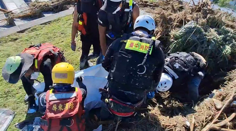 花蓮馬太鞍溪堰塞湖溢流重創光復鄉，台中市消防局出動特搜隊前往救援，統計至25日晚間6時共救出13人，尋獲1名罹難者。（台中市消防局提供）中央社記者郝雪卿傳真  114年9月25日