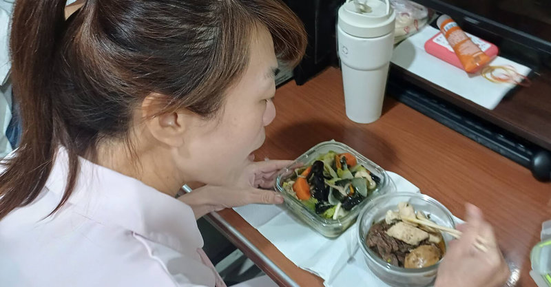 衛福部彰化醫院個管師吳雅婷（圖）為推廣癌症防治以身作則，調整生活習慣，以均衡飲食及原型食物為主，雖不愛運動，仍堅持每天走路1小時，400多天減重51公斤。（彰化醫院提供）中央社記者鄭維真傳真　114年9月25日