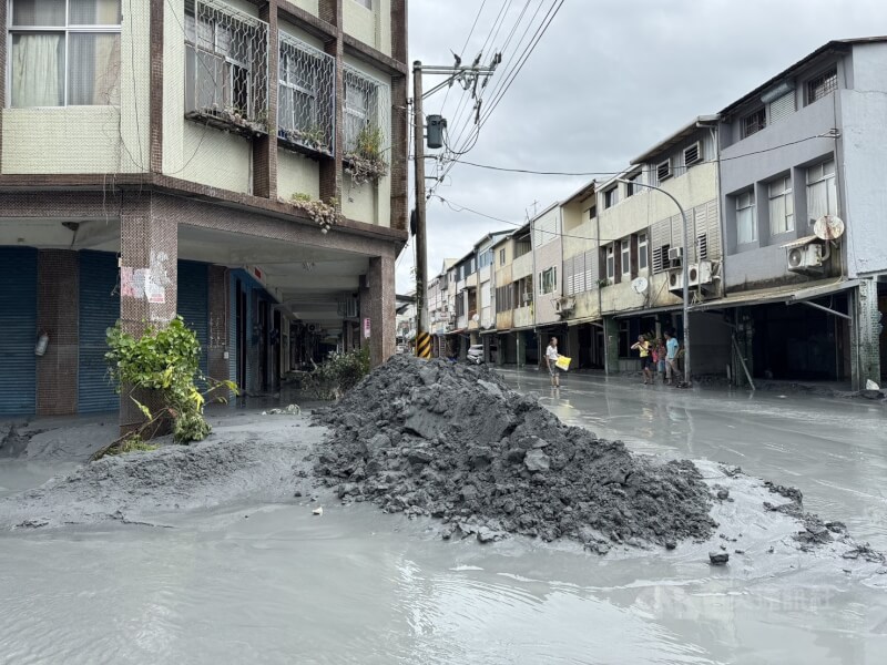 花蓮縣馬太鞍溪堰塞湖23日溢流，大水沖進鄰近鄉鎮，24日積水漸消，光復鄉敦厚路仍堆積大量土石與泥沙。（中央社檔案照片）