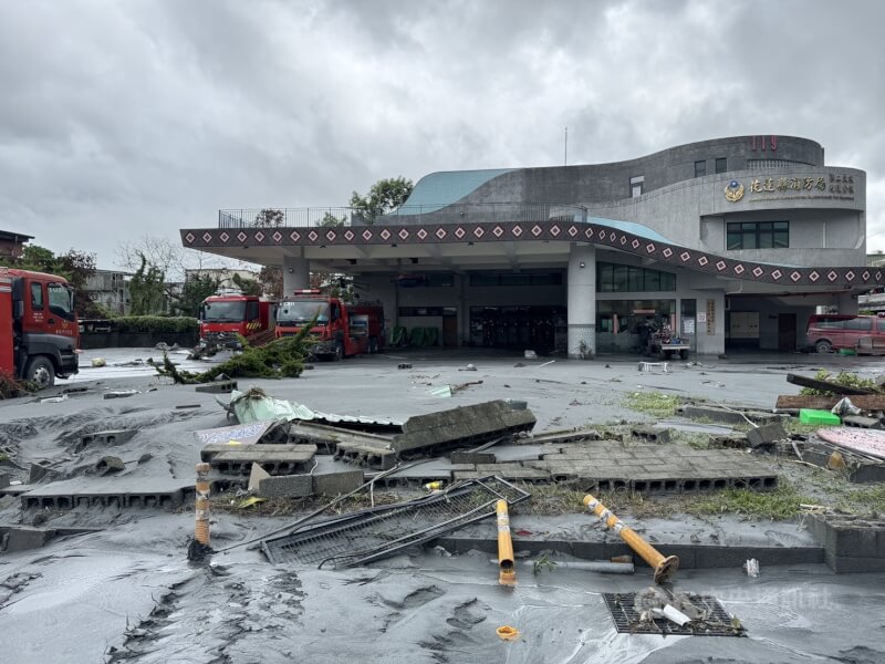 花蓮縣馬太鞍溪堰塞湖23日溢流，花蓮縣消防局第二大隊暨光復消防分隊前堆積淤泥與雜物，一片狼藉。中央社記者張祈攝　114年9月24日