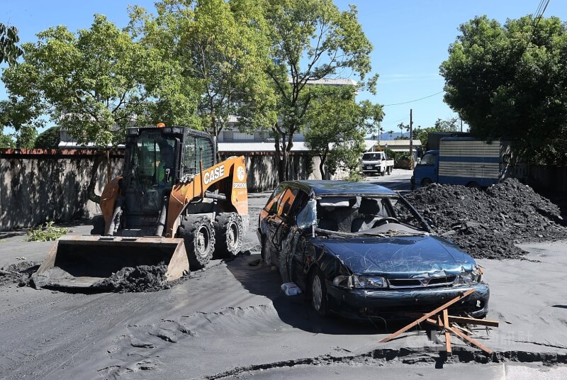 大型機具進場至光復鄉佛祖街清除道路淤泥。中央社記者郭日曉攝 114年9月25日