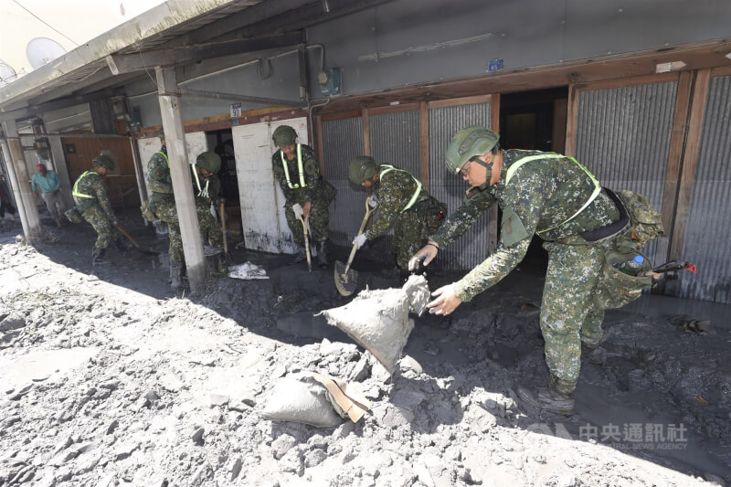 圖為25日國軍官兵在光復鄉協助居民清除家門前的淤泥。中央社記者鄭清元攝 114年9月25日