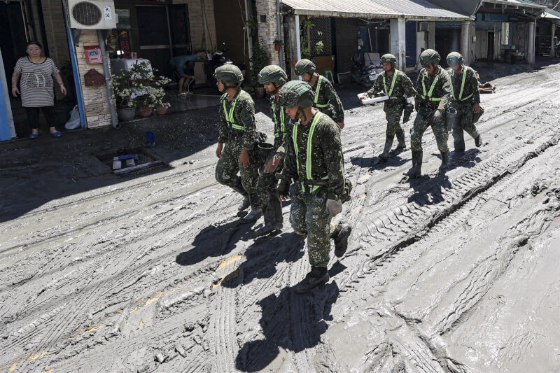 25日光復地區道路仍滿是淤泥,國軍投入救災行動。中央社記者鄭清元攝 114年9月25日