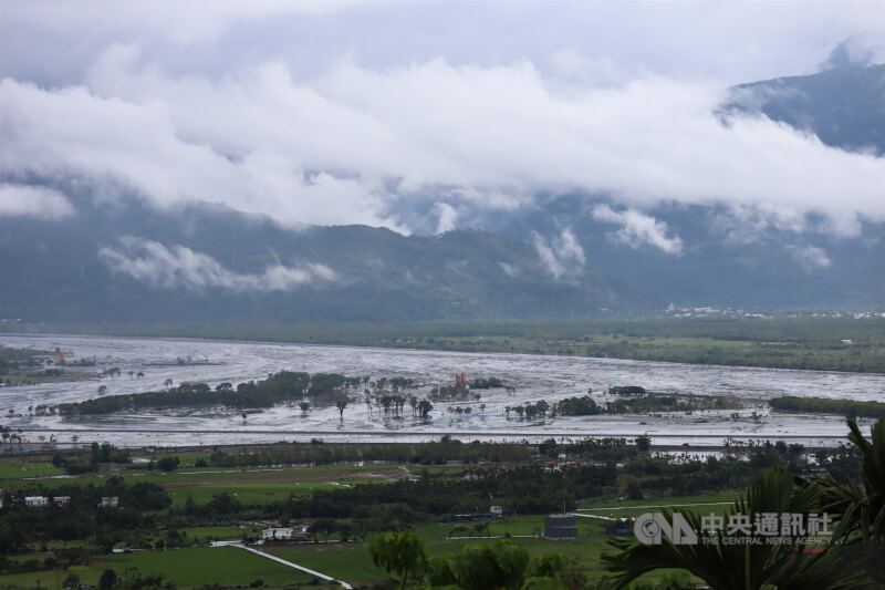花蓮馬太鞍溪堰塞湖溢流，造成嚴重災情與傷亡，24日從高處眺望光復鄉，可見大片泥沙、土石漫流。中央社記者李先鳳攝　114年9月24日