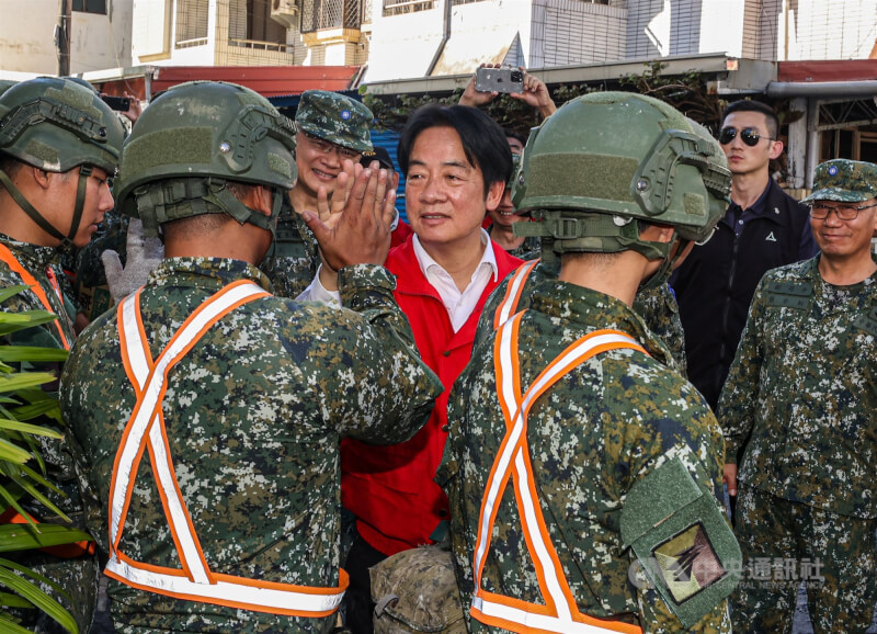 花蓮馬太鞍溪堰塞湖溢流釀災，光復鄉災區經過連續兩天間歇性降雨後，終於在25日放晴，相關搜救任務持續進行；總統賴清德（中）下午前往慰勉救災國軍，感謝國軍官兵辛勞。中央社記者鄭清元攝　114年9月25日