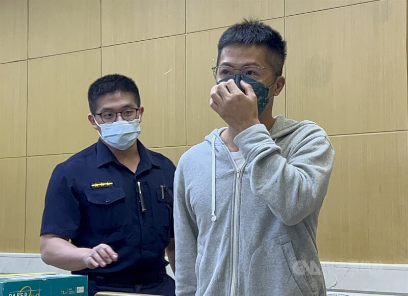 林義傑（右）涉嫌向影視業者包攬訴訟，檢方2022年6月訊後以涉犯律師法等罪，諭知新台幣20萬元交保。（中央社檔案照片）