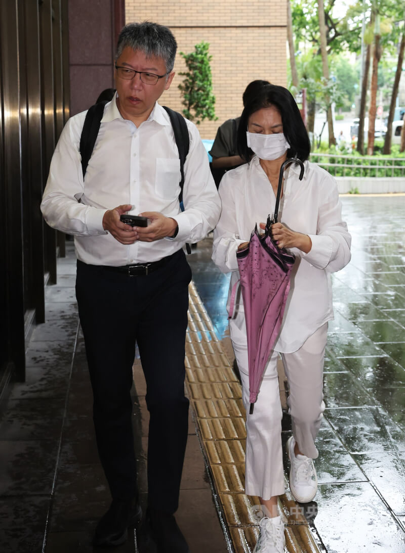 圖為台北地方法院23日審理京華城案及柯文哲政治獻金案，並以證人身分傳喚木可公司董事長李文娟（前右）。（中央社檔案照片）