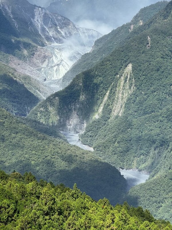 花蓮馬太鞍溪堰塞湖溢流,農業部林業及自然保育署花蓮分署25日出動空拍機拍攝畫面,評估壩體已降低104公尺,蓄水量剩15%,暫時不會有致災洪水,但紅色警戒尚未解除。(花蓮分署提供)中央社記者張祈傳真 114年9月25日