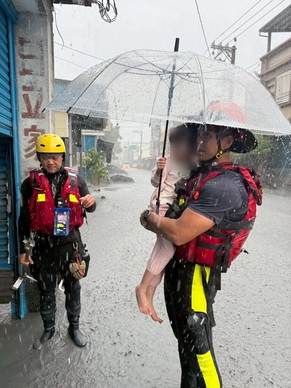 花蓮馬太鞍溪堰塞湖溢流致災,新北市消防局獲報第一時間動員支援救災,25日再派25名消防與義消出動,接續第一梯次救援任務。圖為搜救人員在花蓮災區冒雨馳援。(新北市消防局提供)中央社記者黃旭昇新北市傳真 114年9月25日
