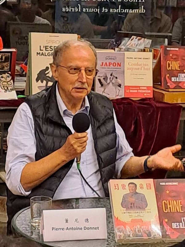 法新社前總編輯董尼德(Pierre-Antoine Donnet)在其著作「幻象帝國」中說,他不是反華分子,這標籤是中共經常用來抹黑像他一樣敢於批評中國的外國人;事實上他深愛中國,卻對其發展感到失望。圖為9月12日董尼德在台灣的新書講座。中央社記者陳鎧妤台北攝 114年9月25日