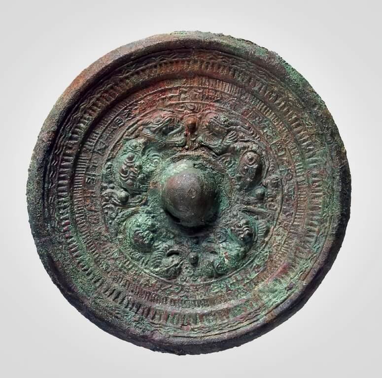 新北市立十三行博物館睽違7年,30日將推出疫情後首檔國際交流展「靜土有聲:台日文物對話特展」,其中焦點文物「盤龍鏡」鏡背龍紋與「景初四年」銘文,暗藏跨國工匠的歷史謎團。(十三行博物館提供)中央社記者曹亞沿傳真 114年9月25日