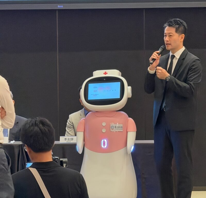 醫療人工智慧軟體大廠長佳智能與記憶體大廠群聯電子合資成立的長聯科技，於25日長佳智能法說會發表首款生成式AI照護型機器人原型機。（長佳智能提供）中央社記者何秀玲傳真　114年9月25日