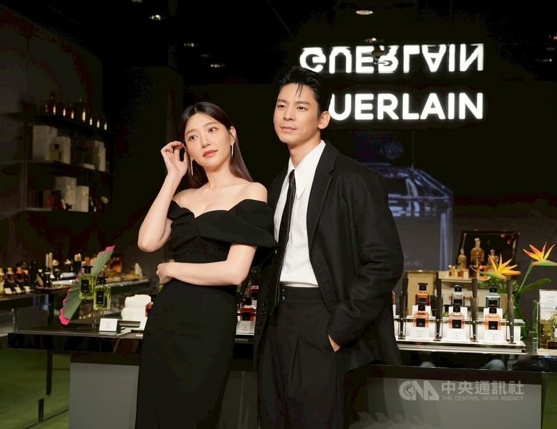 藝人林柏宏（右）、郭雪芙（左）25日盛裝出席香水品牌活動，面對王柏傑分手話題，林柏宏笑著要他「趕快出來做宣傳」，一旁曾和王柏傑合作過的郭雪芙則維持親切笑臉，面對問題僅比出手指愛心。中央社記者洪素津攝 114年9月25日