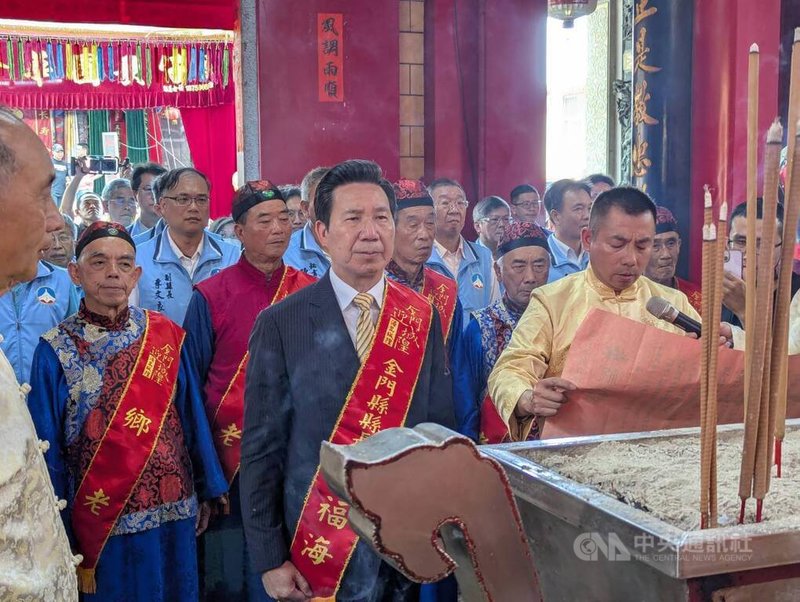 金門縣長陳福海（前中）26日赴中國福建省漳州參訪關帝文化產業園區並進行園區經營管理交流。圖為陳福海114年5月9日至金門浯島城隍廟參拜。中央社記者吳玟嶸攝  114年9月26日