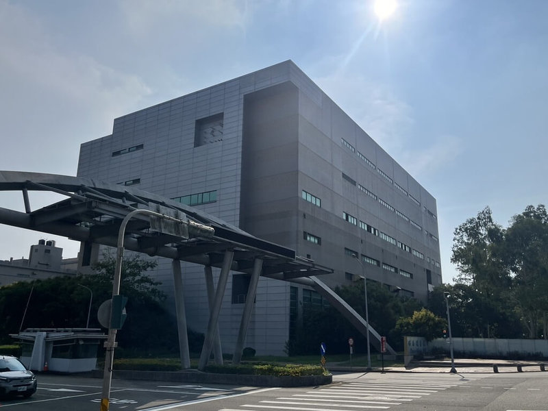 合勤投控子公司合勤科技園區分公司2024年以法拍取得竹南科學園區原喬信電池廠房（如圖），卻因設備歸屬產生爭議。合勤投控26日表示，2024年7月底完成繳款，並於8月12日取得法院產權移轉證明，一切合法程序完備。（合勤提供）中央社記者潘智義傳真　114年9月26日