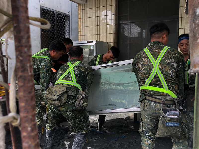 花蓮馬太鞍溪堰塞湖溢流釀災,前往光復鄉支援救災的國軍弟兄26日下午在屋主同意下開始進入民宅,協助清理大型廢棄物,全力協助地方早日恢復正常生活。(陸軍台東指揮部提供)中央社記者盧太城台東傳真 114年9月26日
