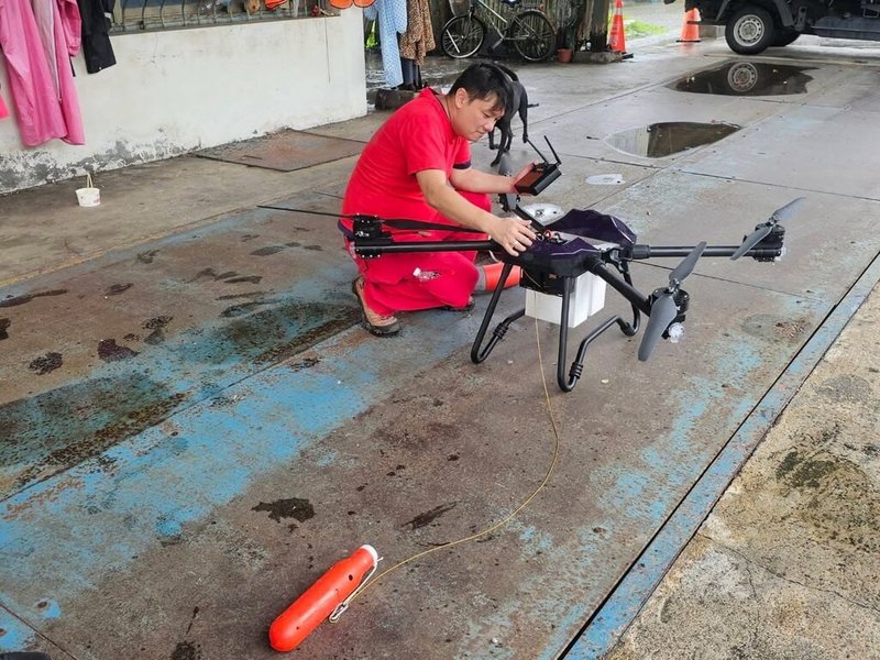 新北消防局26日表示,新北市搜救協會與新北市急難救援協會,派出10架無人機,協助花蓮光復鄉航拍監控水情,更加掛廣播器空中喊話,提升搜索效率與安全性。(新北市消防局提供)中央社記者黃旭昇新北傳真 114年9月26日