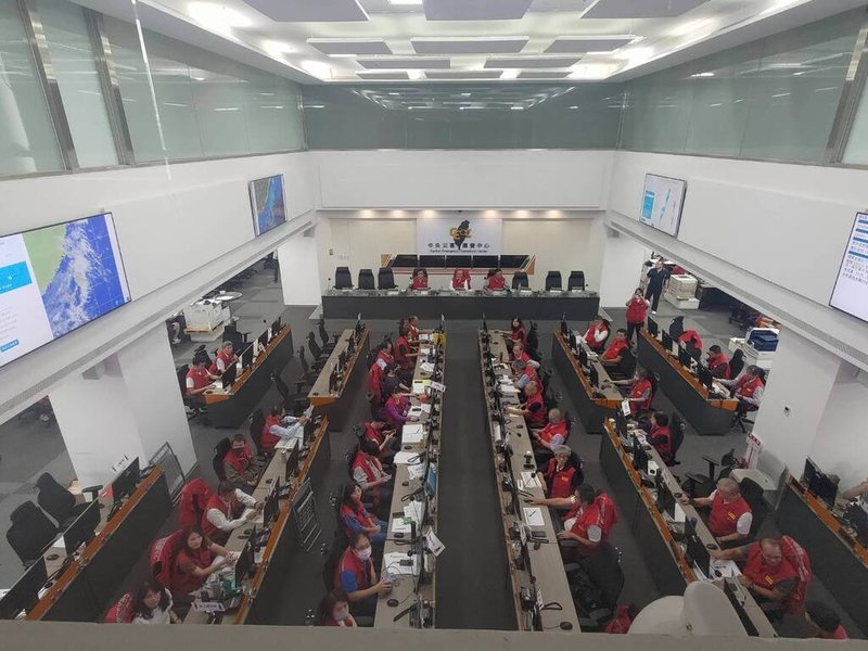 中央災害應變中心26日下午召開颱風樺加沙第15次工作會議,因花蓮堰塞湖溢流釀災狀況嚴峻,中央災變中心將調整名稱為「花蓮馬太鞍溪堰塞湖專案應變中心」,並維持一級開設,會持續協助當地災後復原。(中央災害應變中心提供)中央社記者劉建邦傳真 114年9月26日