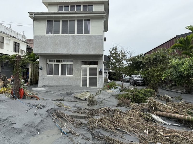 馬太鞍溪堰塞湖溢流重創花蓮光復地區，新北市政府26日表示，為協助旅北民眾返家重建家園，市府啟動返鄉重建補助計畫，設籍新北、原鄉在光復鄉的青年族人，每戶可申請新台幣1萬元。（新北市原民局提供）中央社記者黃旭昇傳真  114年9月26日
