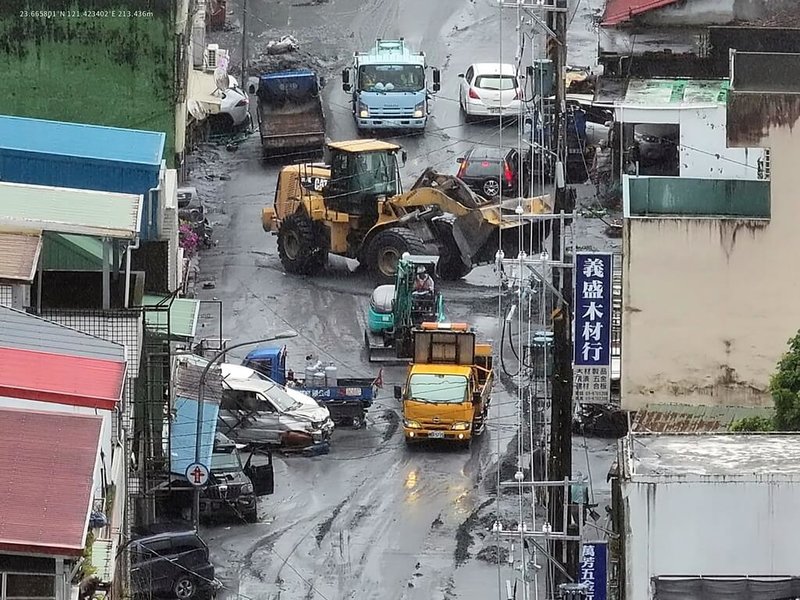 新北市消防局26日表示，持續協助花蓮光復鄉救災，統計截至26日上午，完成超過150件人命搜救任務，並協助超過200名民眾撤離安置。圖為災後搜救與復原，持續進行。（新北市消防局提供）中央社記者黃旭昇新北傳真　114年9月26日