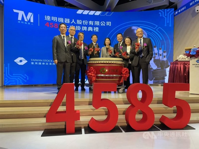 廣達集團旗下孫公司達明機器人26日掛牌上市，早盤噴出大漲超過100%。中央社記者鍾榮峰攝　114年9月26日