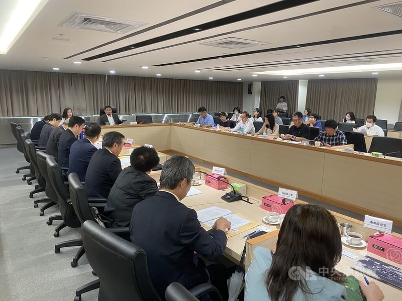 台灣最低工資已經連續9年調漲,勞動部26日召開最低工資審議會,邀集勞、資、政、學等委員共同出席審議。中央社記者吳欣紜攝 114年9月26日