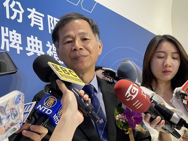 美國政府對機器人、工業機械及醫療器材展開國安調查,可能為新一輪關稅鋪路。達明機器人董事長何世池(左)26日上午受訪表示,達明不排除在美國擴展生產線。中央社記者鍾榮峰攝 114年9月26日