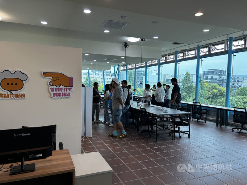 彰化圓林園青創基地26日揭牌啟用，基地設有3間獨立辦公室與30席的共同工作空間，目前已有地政事務所及設計工作室等進駐。中央社記者吳哲豪彰化攝  114年9月26日