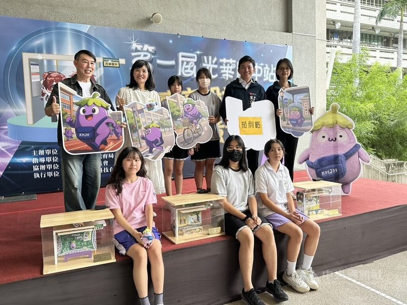 高雄市光華國中首創「校園公車亭創意設計競賽」,為校園外的候車亭換上新裝,此次共有35件作品參賽,經評審團評選後選出20件入圍作品。中央社記者林巧璉攝 114年9月26日