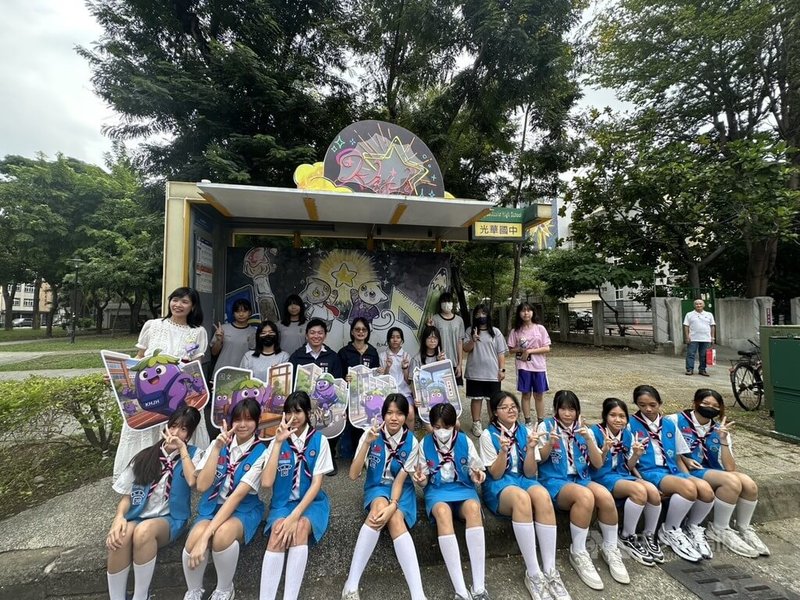 高雄市光華國中首創「校園公車亭創意設計競賽」，第1名作品「校園星途」為校園外的候車亭換上新裝。中央社記者林巧璉攝  114年9月26日
