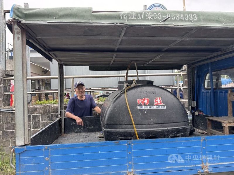花蓮光復鄉因馬太鞍溪堰塞湖溢流災情嚴重,26日災民陸續清理家園,西富村水量尚未恢復,災民前往水站裝水。中央社記者張祈攝 114年9月26日