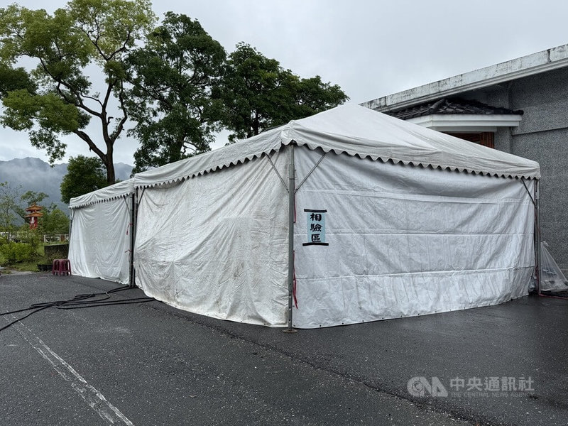 花蓮馬太鞍溪堰塞湖溢流釀嚴重死傷,花蓮檢方會同法醫至瑞穗鄉生命紀念園區臨時指揮所司法相驗,其中1具身分不明遺體26日確認為光復鄉大同村4鄰鄰長陳姓男子。中央社記者張祈攝 114年9月26日
