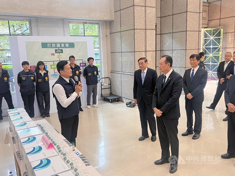警政署刑事局26日召開「全國同步打擊依托咪酯類毒品暨引入唾液快篩執法強化防制毒駕專案」記者會，由局長周幼偉（前右）主持。刑事局研擬引進唾液毒品快篩，待試辦完後全面執法上路，未來只要3分鐘就可測出駕駛是否施用毒品。（翻攝畫面）中央社記者劉建邦翻攝　114年9月26日