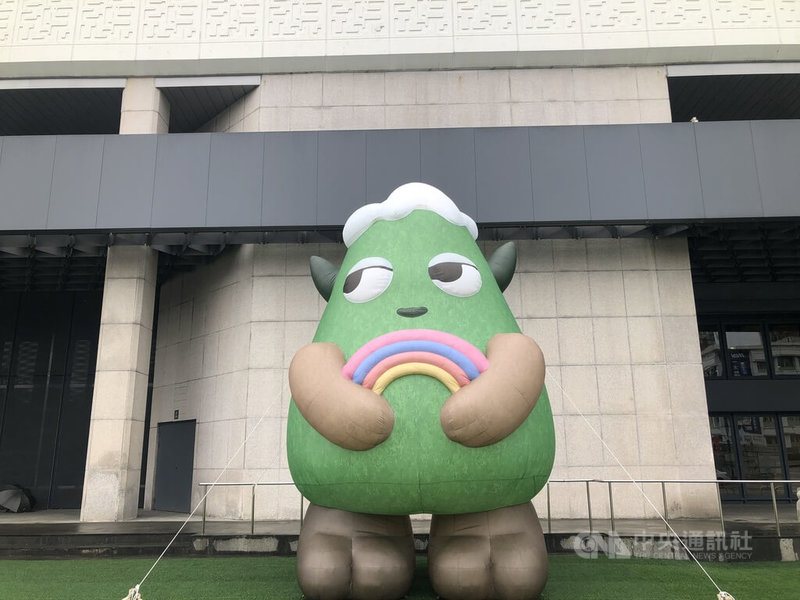 「2025基隆潮藝術」26日正式開幕,共計19件作品在山、海、城3大展區展出,在美術館前廣場有藝術家倪嘉隆的氣球裝置藝術「彩嶼山獸」鎮守。中央社記者王朝鈺攝 114年9月26日