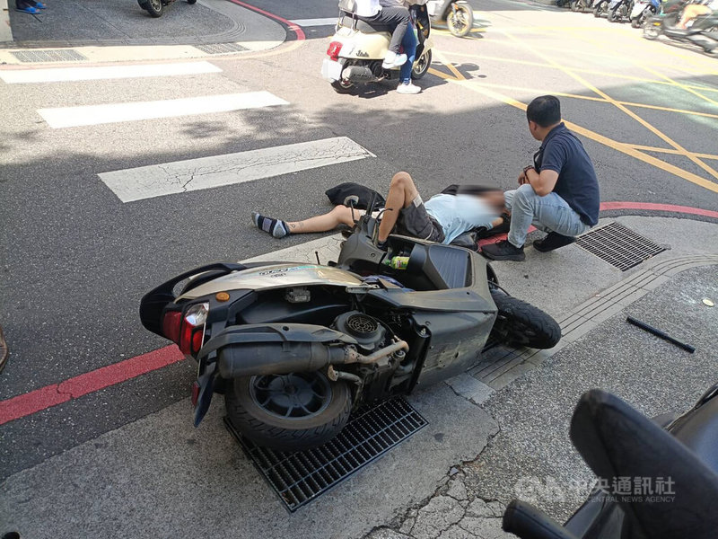 新北市淡水警分局員警18日在三重區欲拘提簡姓車手時，遭電擊棒攻擊，簡嫌還搶奪路人機車欲逃跑，經警方與民眾合力壓制後落網。（翻攝畫面）中央社記者曹亞沿傳真　114年9月26日