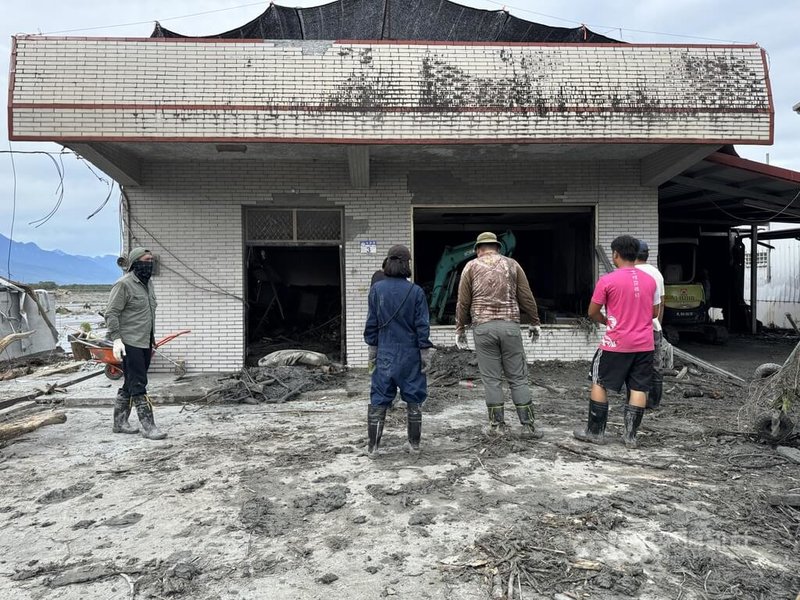 花蓮馬太鞍溪堰塞湖溢流釀災,緊鄰193縣道的光復鄉東富村水淹超過1樓高,目前急需人力協助清理,當地族人透過網路直播召募志工,無黨籍花蓮縣議員簡智隆也媒合重機具進駐協助。中央社記者張祈攝 114年9月26日