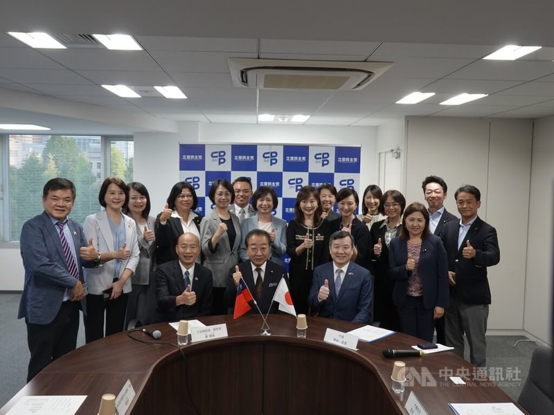 立法院長韓國瑜（前排左）26日率領跨黨派立委訪團，拜會日本最大在野黨立憲民主黨，與黨代表、前首相野田佳彥（前排中）等人合影，駐日代表李逸洋（前排右）與會。中央社記者楊明珠東京攝　114年9月26日