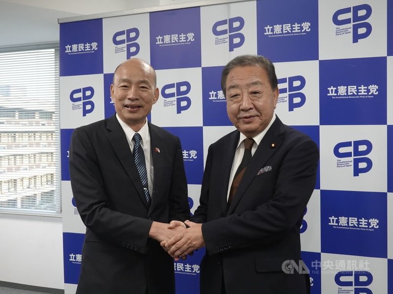 立法院長韓國瑜(左)26日率領跨黨派立委訪團,拜會日本最大在野黨立憲民主黨,與黨代表、前首相野田佳彥(右)合影。中央社記者楊明珠東京攝 114年9月26日
