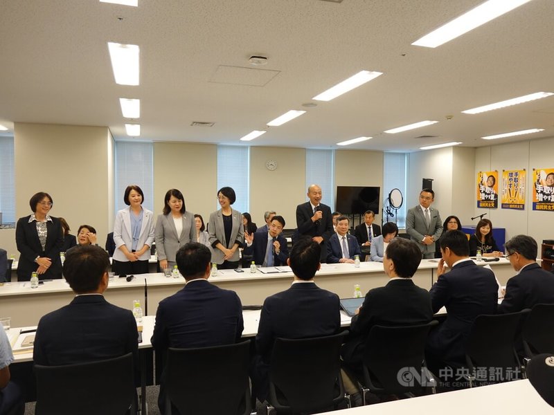 立法院長韓國瑜(中排右6)26日率領跨黨派立委訪團拜會日本第3大在野黨國民民主黨,一一介紹訪團成員。中央社記者楊明珠東京攝 114年9月26日