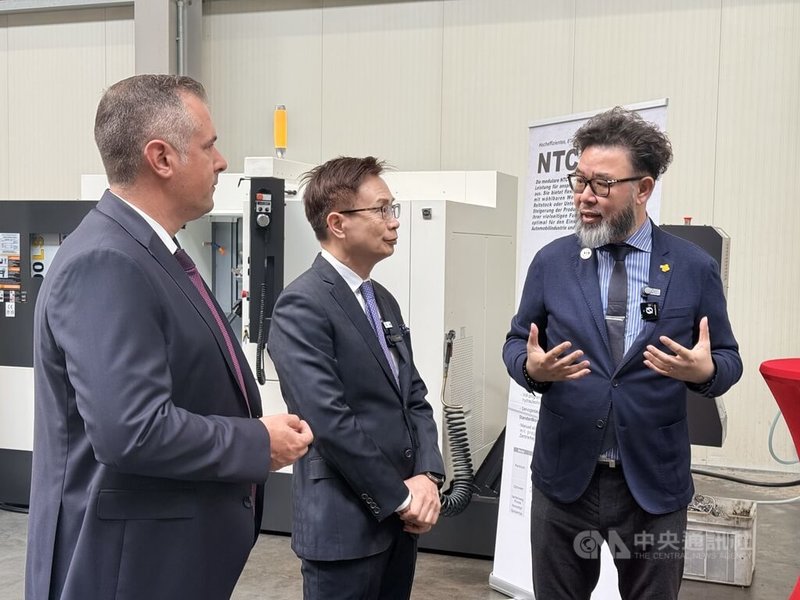 台灣永進機械總經理陳紳騰(右)與德國代理商虎特曼工具機執行長(左)合作,於德國索爾陶舉辦「廠內展」。在歐洲工具機展期間,邀請中華民國對外貿易發展協會董事長黃志芳(中)參觀廠內展。中央社記者林尚縈漢諾威攝 114年9月26日